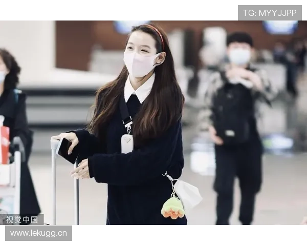 张楠在机场把随身行李堆成衣柜，那场面我还没缓过劲