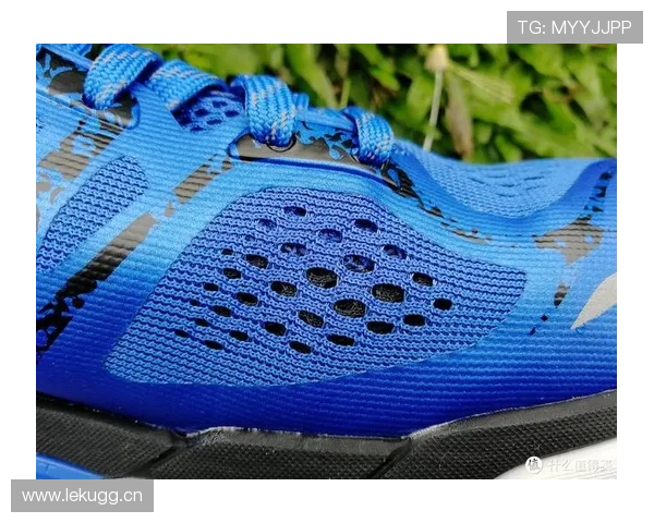 梅根·拉皮诺又和苏·伯德晒度假照——泳池边香槟配运动鞋，我刚交完房租